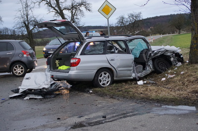 Moettlingen: Toyota Fahrer uebersieht Kleinwagen beim Abbiegen - 4 Verletzte. 